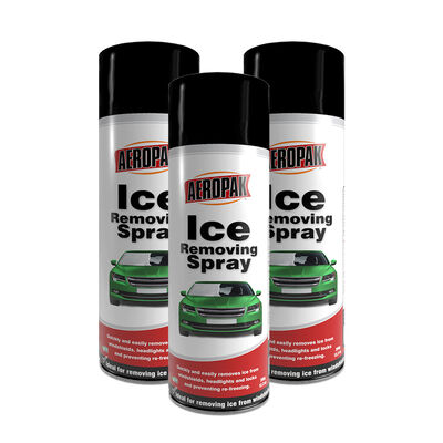 冬の車のフロントガラスのスプレー